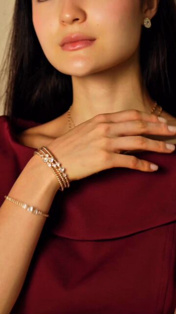 A coleção #Eterna chega para celebrar os vínculos que atravessam o tempo — inspirada na beleza da conexão maternal que permanece, se transforma e se fortalece ao longo da vida. 🤍
Pensada especialmente para o Dia das Mães, a coleção traz peças clássicas e cheias de significado, com destaque para pingentes de menino e menina em diferentes versões — das lisas às cravejadas em zircônia.  São acessórios que vão além da estética: carregam histórias, representam sentimentos e tornam cada presente ainda mais especial.  Eterna é sobre eternizar momentos em forma de detalhe.  As peças já estão disponíveis no nosso catálogo online e no showroom.  #SemijoiasAtacado #DiaDasMães2026 #LançamentoEterna #LuAcessórios