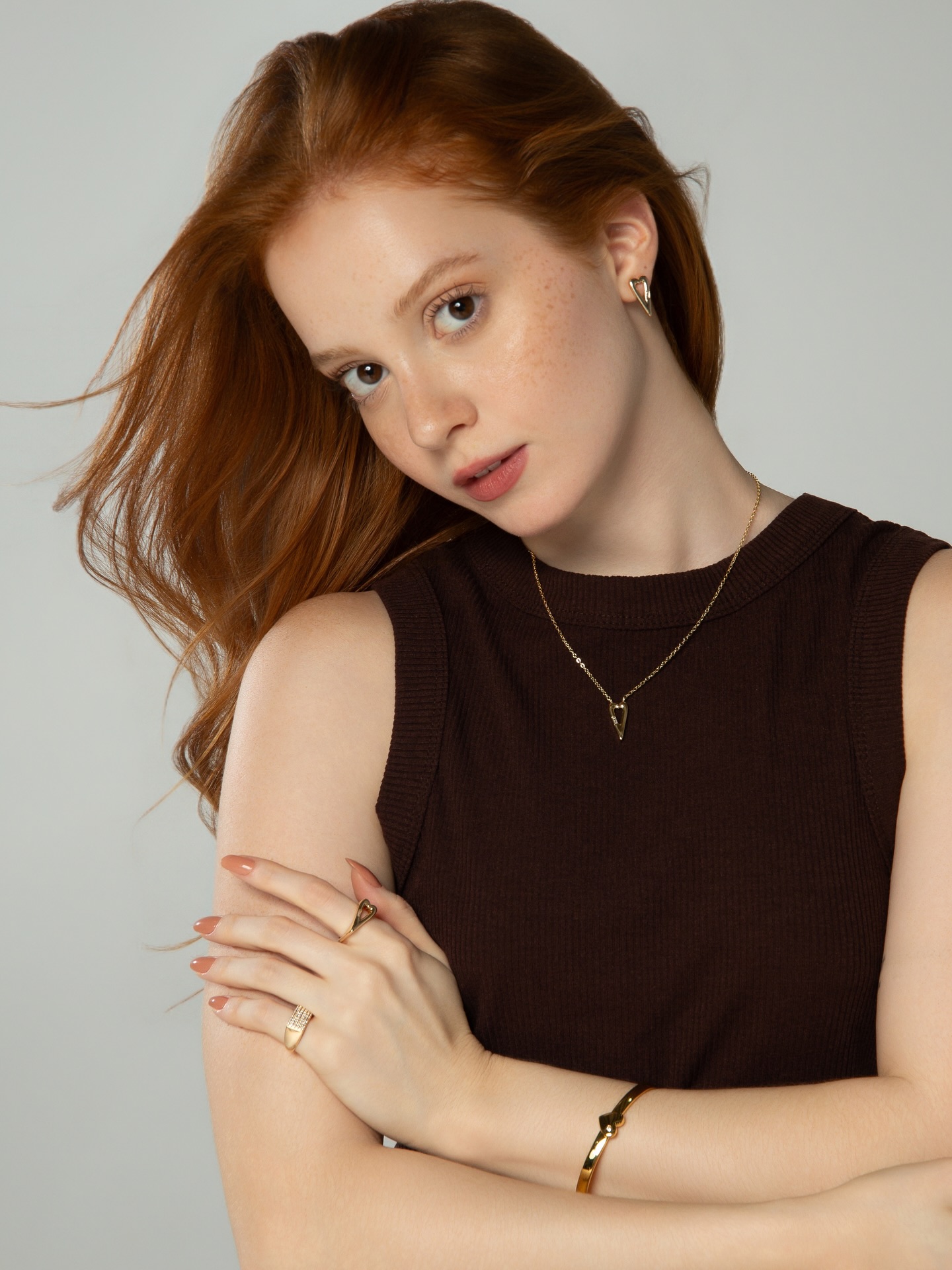 Mix de colar, brinco e anéis com design de coração.
Na Form, as linhas simples ganham destaque em composições elegantes e versáteis. #luacessorios #colecaoform #novacolecao #semijoiasatacado