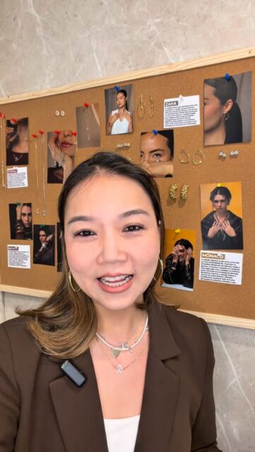 #LANÇAMENTO O mês de abril chega ainda mais especial, com coleções pensadas para o Dia das Mães e para as tendências do outono-inverno. Gravamos esse vídeo completo para mostrar tudo de perto: as peças, os detalhes, as inspirações e as apostas que selecionamos para essa temporada. São coleções com propostas bem diferentes entre si — do emocional ao maximalista, do escultural ao natural, pensadas para atender estilos variados e valorizar ainda mais as suas vendas. As coleções já estão disponíveis no nosso catálogo online e também no showroom. Queremos muito saber: qual foi a sua favorita? #SemijoiasAtacado #LançamentoAbril #DiaDasMães2026 #OutonoInverno2026