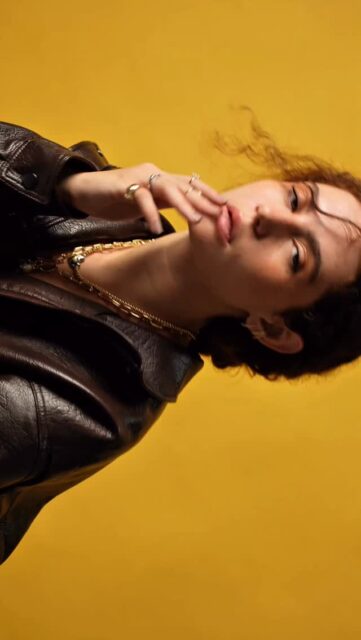 A coleção Mônaco chega como a grande aposta do outono inverno.  Inspirada na atmosfera sofisticada de Mônaco, onde o glamour encontra o excesso na medida certa, a coleção traz o maximalismo como destaque, com peças de impacto, volumes marcantes e um mix de banhos que valoriza ainda mais cada composição. Com destaque para os colares imponentes e pingentes expressivos, perfeitas para acompanhar looks com couro, alfaiataria e sobreposições, típicos da estação.  As peças já estão disponíveis no nosso catálogo online e no showroom.  #SemijoiasAtacado #Maximalismo #OutonoInverno2026 #LançamentoMonaco #LuAcessórios