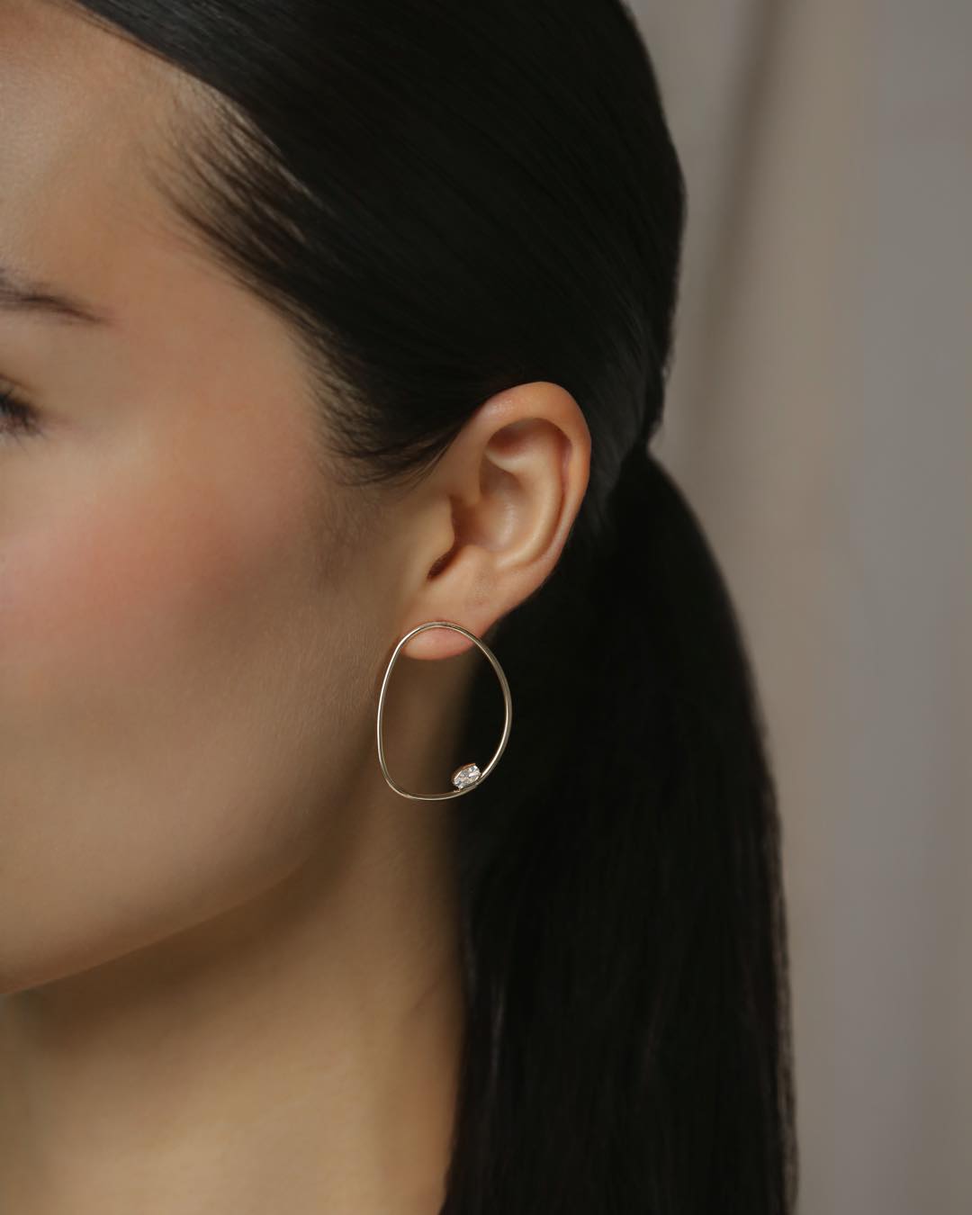 A coleção #Zaha representa o novo minimalismo, inspirada em formas esculturais e na leveza da arquitetura contemporânea.  Com linhas orgânicas, curvas modernas e design sofisticado, traz peças que transformam o essencial em destaque.  Fique de olho no nosso perfil, porque aos poucos vamos revelando mais sobre cada coleção. ✨  #SemijoiasAtacado #DesignEscultural #LançamentoAbril #LuAcessórios