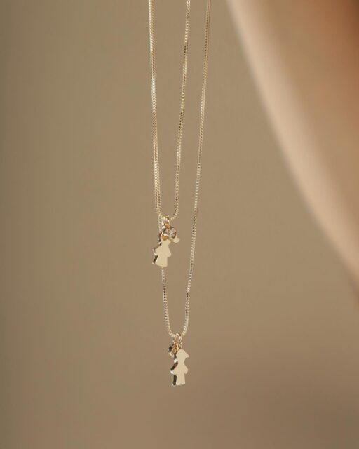 A coleção #Eterna celebra os vínculos que atravessam o tempo 🤍, inspirada na beleza da conexão maternal que permanece, se transforma e se fortalece ao longo da vida.  Com peças clássicas e cheias de significado, traz pingentes de menino e menina em diferentes versões — das lisas às cravejadas em zircônia.  Uma coleção pensada para presentear com intenção e emocionar em cada detalhe.  Fique de olho no nosso perfil, porque aos poucos vamos revelando mais sobre cada coleção.  #SemijoiasAtacado #DiaDasMães2026  #LançamentoAbril #LuAcessórios