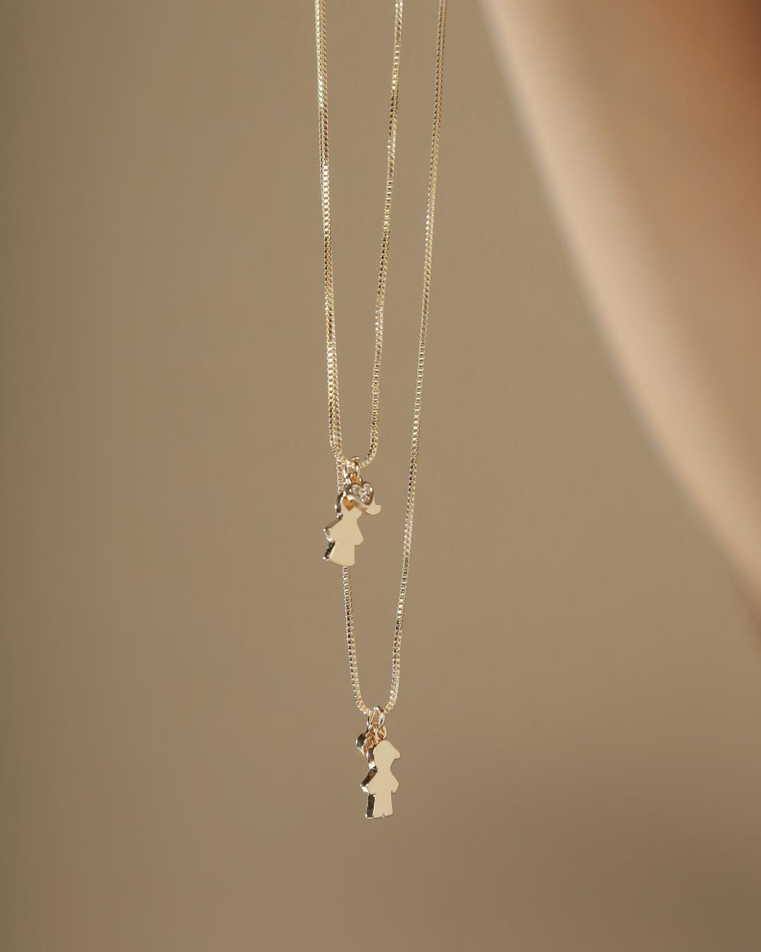 A coleção #Eterna celebra os vínculos que atravessam o tempo 🤍, inspirada na beleza da conexão maternal que permanece, se transforma e se fortalece ao longo da vida.  Com peças clássicas e cheias de significado, traz pingentes de menino e menina em diferentes versões — das lisas às cravejadas em zircônia.  Uma coleção pensada para presentear com intenção e emocionar em cada detalhe.  Fique de olho no nosso perfil, porque aos poucos vamos revelando mais sobre cada coleção.  #SemijoiasAtacado #DiaDasMães2026  #LançamentoAbril #LuAcessórios