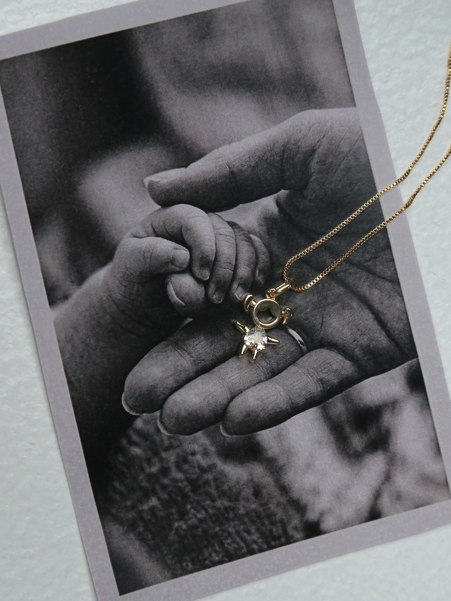 Laços que o tempo não desfaz. 🤍  A coleção Eterna traduz conexões que permanecem — presentes nas pequenas mãos, nos gestos e nas memórias que levamos para sempre.
Em cada detalhe, peças que representam vínculos, histórias e tudo aquilo que nos acompanha ao longo da vida.  #SemijoiasAtacado #DiaDasMães2026 #PresentesComSignificado #ColeçãoEterna #LuAcessórios