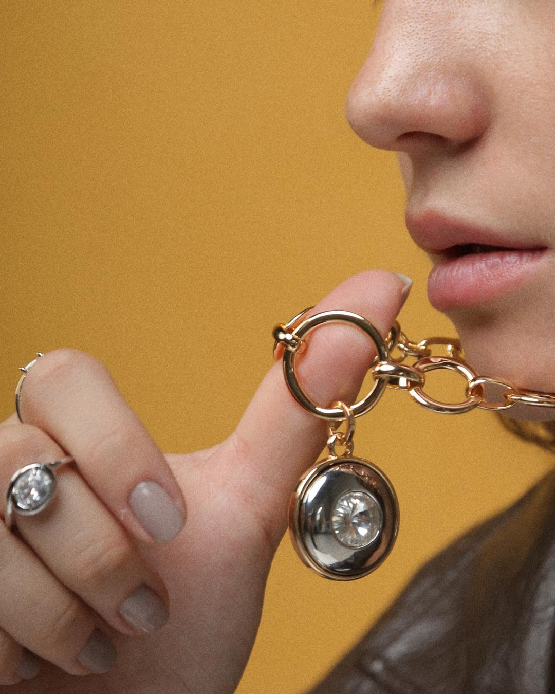 A coleção #Mônaco traduz o luxo e a ousadia que marcam o outono-inverno, com peças de impacto e composições intensas.  Alinhada à tendência do maximalismo, aposta em volumes marcantes, mix de banhos e combinações que elevam o acessório ao protagonismo.  Um convite para produções onde mais é mais — com atitude, presença e sofisticação.  Fique de olho no nosso perfil, porque aos poucos vamos revelando mais sobre cada coleção. ✨  #SemijoiasAtacado #OutonoInverno2026 #LançamentoAbril #LuAcessórios