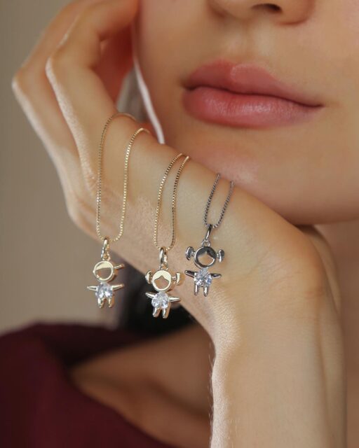 Os charms da coleção Eterna em menino e menina aparecem em diferentes versões — das lisas às cravejadas em zircônia — permitindo composições delicadas e cheias de significado.
Peças pensadas para o Dia das Mães, que representam vínculos, histórias e tudo aquilo que se carrega para sempre. 🤍  #SemijoiasAtacado #DiaDasMães2026 #CharmsComSignificado #ColeçãoEterna #LuAcessórios