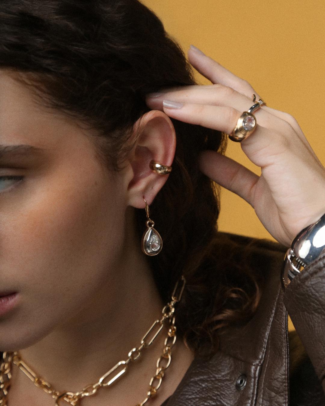 Na coleção Mônaco, formas marcantes e acabamentos sofisticados se encontram em peças que trazem força e elegância ao mesmo tempo.  Entre correntes robustas, argolas e pingentes expressivos, o acessório ganha destaque e transforma o look com personalidade.  #SemijoiasAtacado #Maximalismo #AcessóriosDeImpacto #OutonoInverno2026 #ColeçãoMonaco