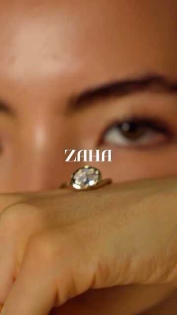 A coleção Zaha chega como a tradução do novo minimalismo — onde forma, estrutura e design se tornam protagonistas. 
Inspirada nas linhas fluidas e esculturais da arquiteta Zaha Hadid, a coleção explora curvas, geometrias e volumes sutis que transformam o essencial em algo marcante. 
Nessa coleção, o minimalismo se torna mais expressivo, onde cada peça funciona como uma pequena escultura, equilibrando leveza e presença. 
Todas as peças já estão disponíveis no nosso catálogo online e no showroom.  #SemijoiasAtacado #MinimalismoModerno #DesignEscultural #OutonoInverno2026 #ColeçãoZaha