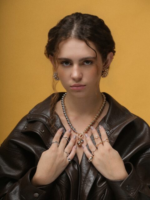 O contraste como protagonista.  Na coleção Mônaco, o mix de banhos ganha destaque em composições marcantes, unindo dourado e ródio.
Uma estética que traduz o maximalismo da temporada, onde o acessório deixa de ser detalhe e passa a ser expressão de estilo.  #SemijoiasAtacado #Maximalismo #MixDeBanhos #OutonoInverno2026 #ColeçãoMonaco