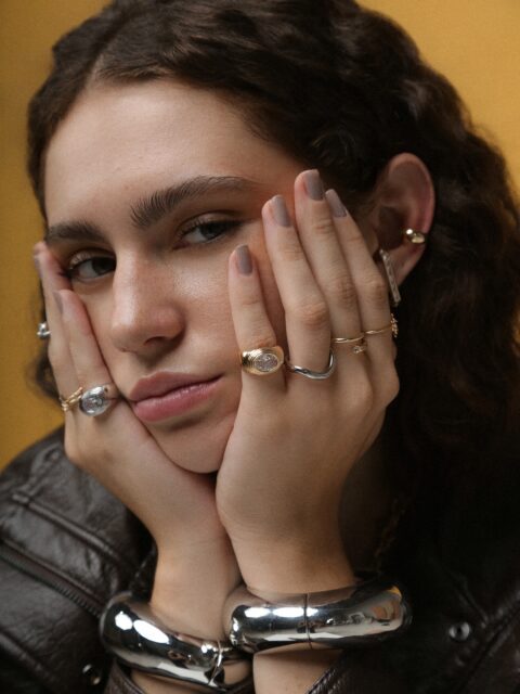 Força e presença em cada detalhe.  Na coleção Mônaco, os braceletes bold em ródio branco traduzem o maximalismo da temporada com uma estética moderna, marcante e sofisticada.  #SemijoiasAtacado #Maximalismo #RódioBranco #OutonoInverno2026 #ColeçãoMonaco