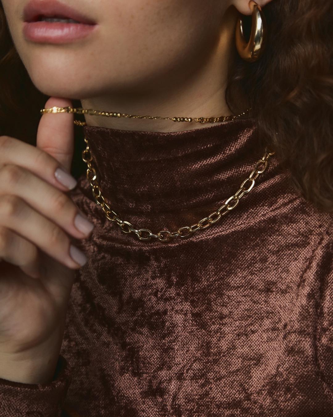 Correntes em diferentes texturas e espessuras, um layering do jeito que o outono pede.  Disponível no atacado — chama no direct ou acesse o link da bio.  #LuAcessórios #semijoiasatacado #coleçãoBosco #layeringdecolares #tendênciaoutono