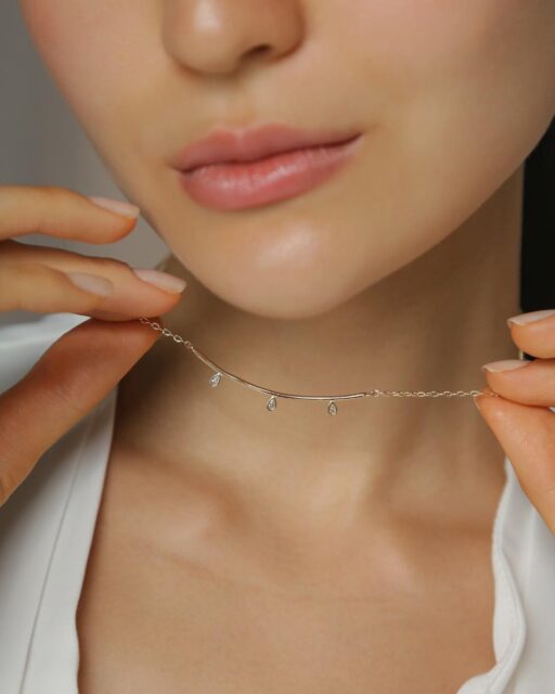 O choker Zaha carrega a essência do novo minimalismo: linhas delicadas, zircônias suspensas e uma presença que não precisa de exagero para ser sentida.
Uma peça que se adapta, se sobrepõe e transforma qualquer produção em algo com muito mais sofisticação.  ✨ Disponível no atacado, acesse o link da bio.  #LuAcessórios #semijoiasatacado #minimalismoescultural #chokerminimalista #tendênciasemijoias