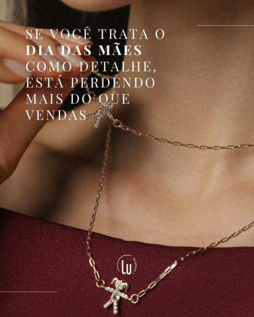 Você ainda está tratando o Dia das Mães como “só mais uma data”?  A verdade é que o problema não é começar tarde.
É fazer sem estratégia.  Enquanto algumas marcas focam só em promoção…
outras estão construindo valor, conexão e significado —
e são essas que realmente vendem.  Dia das Mães não é sobre preço.
É sobre sentimento.  E quando o cliente sente, ele compra.  Foi com esse olhar que criamos a Coleção Eterna:
peças pensadas para representar algo que vai além do presente —
memórias, vínculos e momentos que ficam.  Porque no final…
não é sobre a peça.
É sobre o que ela carrega.  ✨ Aposte no que tem significado.  #DiaDasMães #Semijoias #RevendaDeSemijoias #Empreendedoras #LuAcessórios #ColeçãoEterna