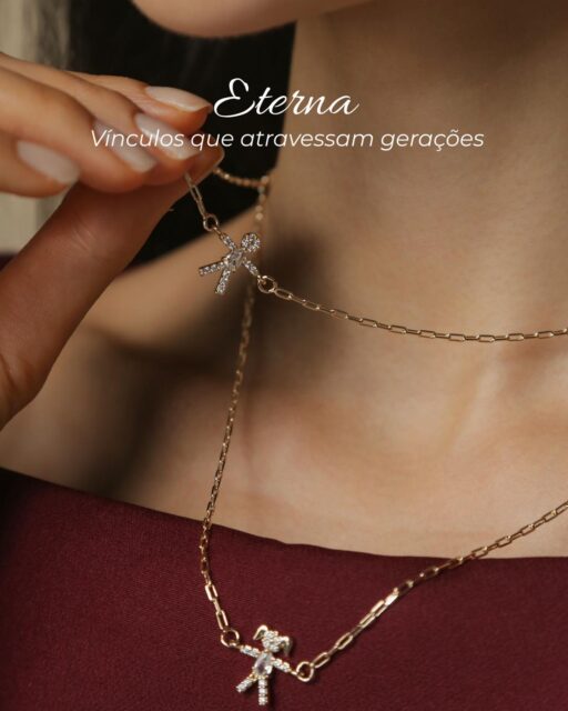 Para a mãe que carrega seus filhos no coração e agora no pescoço também.
Os colares Eterna chegam com pingentes de menino e menina cravejados de zircônias, para celebrar o vínculo mais bonito que existe.
Um presente que vai além do momento e fica para sempre. 🤍  📲 Disponível no atacado — chama no direct ou acesse o link da bio.  #LuAcessórios #semijoiasatacado #coleçãoEterna #presentediamães #semijoiasdiadasmães