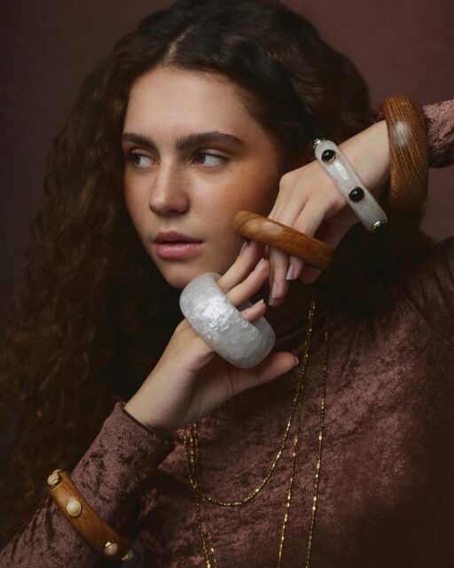 A madeira como protagonista.
Os braceletes Bosco chegam para quem entende que estilo também pode ser orgânico, autêntico e cheio de personalidade.
Texturas naturais, volumes expressivos e um mix que mistura o rústico com o contemporâneo — essa é a estética que domina o outono-inverno.  Disponível no atacado — fale com a gente pelo direct ou acesse o link da bio.  #LuAcessórios #semijoiasatacado #coleçãoBosco #braceletemadeira #tendênciaoutono