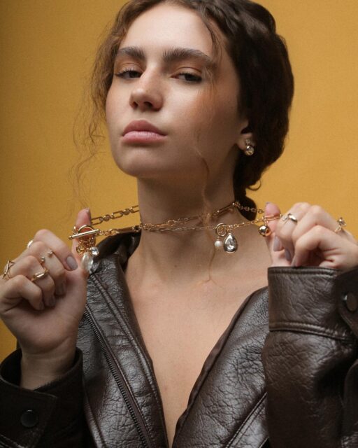 A mistura entre elementos clássicos e shapes marcantes traduz a estética maximalista que ganha força no outono-inverno — com acessórios que trazem mais presença e informação de moda para o look.
Inspirada no glamour e na intensidade de Mônaco, a coleção aposta em combinações modernas que equilibram ousadia e elegância.  #SemijoiasAtacado #Maximalismo #MixDeBanhos #OutonoInverno2026 #ColeçãoMonaco