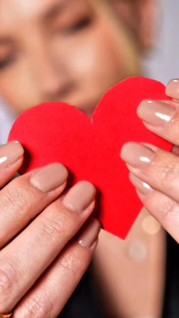 Love is in the air… e o Dia dos Namorados marca o início das inspirações do mês. Mas maio vai muito além: chega trazendo novas histórias, tendências e coleções pensadas para encantar e vender.  No lançamento deste mês, apresentamos quatro novos universos:  Amour — uma coleção inspirada no amor e nos detalhes que carregam significado, criada especialmente para a temporada mais romântica do ano.
Midori — elegância em tons de verde, simbolismo e sorte traduzidos em peças sofisticadas e cheias de intenção.
Chérie — o maximalismo refinado dos invernos parisienses, com peças marcantes e cheias de presença.
Joy — cores, personalidade e liberdade para misturar, combinar e se divertir.  Quatro coleções. Quatro inspirações. Uma essência: criar peças que conectam tendência, desejo e vendas.  Em breve, mais detalhes sobre cada coleção. 💎  #Lançamento #Semijoias #Atacado #ColeçãoInverno #DiaDosNamorados SemijoiasAtacado Tendências JoiasContemporâneas LançamentoMaio