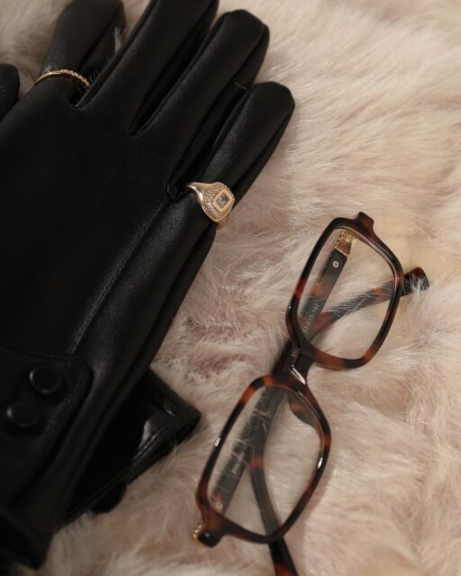 Chérie nasce da elegância dos detalhes.  Couro, texturas, volumes e acessórios marcantes traduzem a atmosfera dos invernos parisienses em uma coleção feita para ganhar protagonismo.  #Chérie #ColeçãoInverno #Maximalismo #SemijoiasAtacado #LançamentoMaio