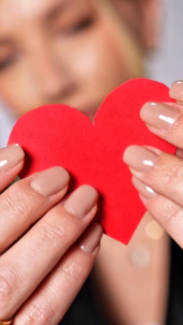 O amor está no ar. ❤️ A coleção Amour chega para celebrar as conexões, os sentimentos e tudo aquilo que transforma pequenos detalhes em algo especial. Inspirada no Dia dos Namorados, a coleção traz o coração como protagonista em peças delicadas, modernas e cheias de significado — símbolos que representam amor e vínculo. Uma coleção pensada para encantar nessa data e criar composições românticas, sofisticadas e atemporais. #
Todas as peças já estão disponíveis no nosso catálogo online e no showroom. #SemijoiasAtacado #DiaDosNamorados #ColeçãoAmour #AcessóriosRomânticos LuAcessórios