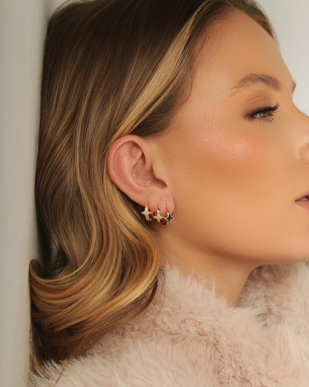 O trio de estrelas da coleção Chérie traz uma proposta leve e elegante, criando composições delicadas que iluminam o look nos detalhes.  Porque em Chérie, até os pequenos elementos ganham protagonismo.  #Chérie #ColeçãoInverno #Maximalismo #SemijoiasAtacado #LançamentoMaio