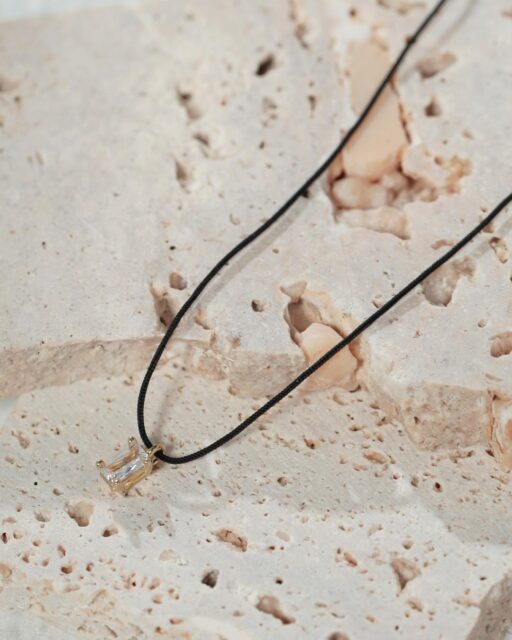 O colar em fio de seda da coleção Joy combina leveza, contraste e um toque contemporâneo, criando uma peça minimalista com personalidade.
Misture, combine e se divirta.  #Joy #SemijoiasAtacado #MixAndMatch #LançamentoMaio #Tendências2026