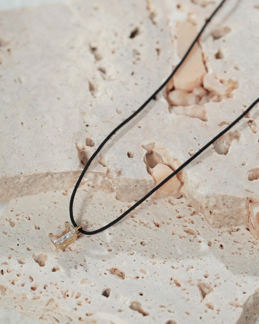 O colar em fio de seda da coleção Joy combina leveza, contraste e um toque contemporâneo, criando uma peça minimalista com personalidade.
Misture, combine e se divirta.  #Joy #SemijoiasAtacado #MixAndMatch #LançamentoMaio #Tendências2026