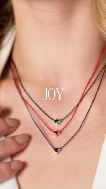 Conheça Joy.  Uma coleção onde cor, delicadeza e personalidade se encontram em composições leves e cheias de possibilidades.  Entre fios de seda em diferentes tonalidades, pingentes clássicos reinventados, formas orgânicas e detalhes coloridos, Joy traduz uma nova forma de compor: mais livre, criativa e autêntica.  Peças pensadas para misturar, combinar e transformar o styling em expressão.  Misture, combine e se divirta!  Fale com nossas vendedoras e conheça a coleção completa.  #Joy #SemijoiasAtacado #MixAndMatch #LançamentoMaio #Tendências