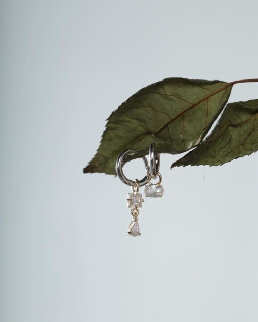 As argolas da coleção Midori ganham movimento e personalidade através de pingentes delicados, criando composições leves, elegantes e cheias de charme. Elegância que atrai boas energias. #Midori #ColeçãoMidori #SemijoiasAtacado #LançamentoMaio #ElegânciaAtemporal