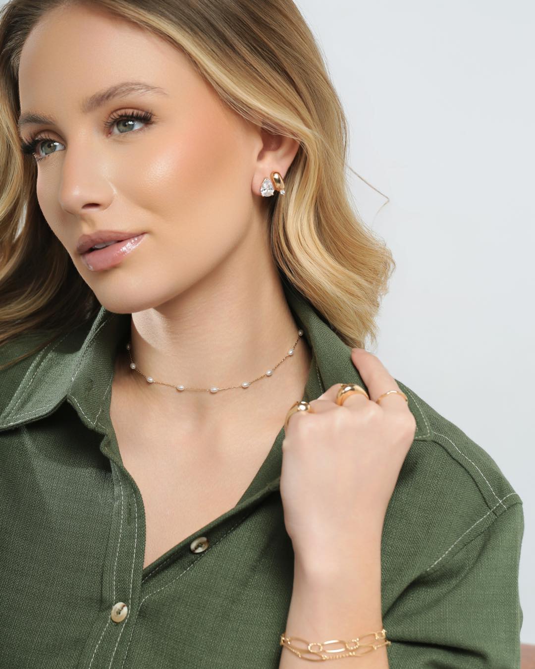 Brincos delicados, chokers com pérolas e braceletes de formas orgânicas compõem uma seleção de peças elegantes, leves e fáceis de combinar. #Midori #ColeçãoMidori #SemijoiasAtacado #LançamentoMaio #EsmeraldaStyle