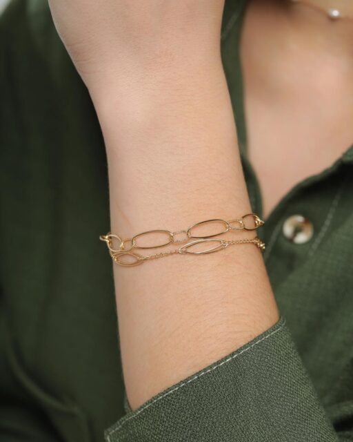 Linhas delicadas, formas orgânicas e elegância sem excessos. Os braceletes da coleção Midori exploram a beleza da simplicidade através de elos alongados e composições leves que combinam com diferentes estilos. #Midori #ColeçãoMidori #SemijoiasAtacado #LançamentoMaio #ElegânciaAtemporal