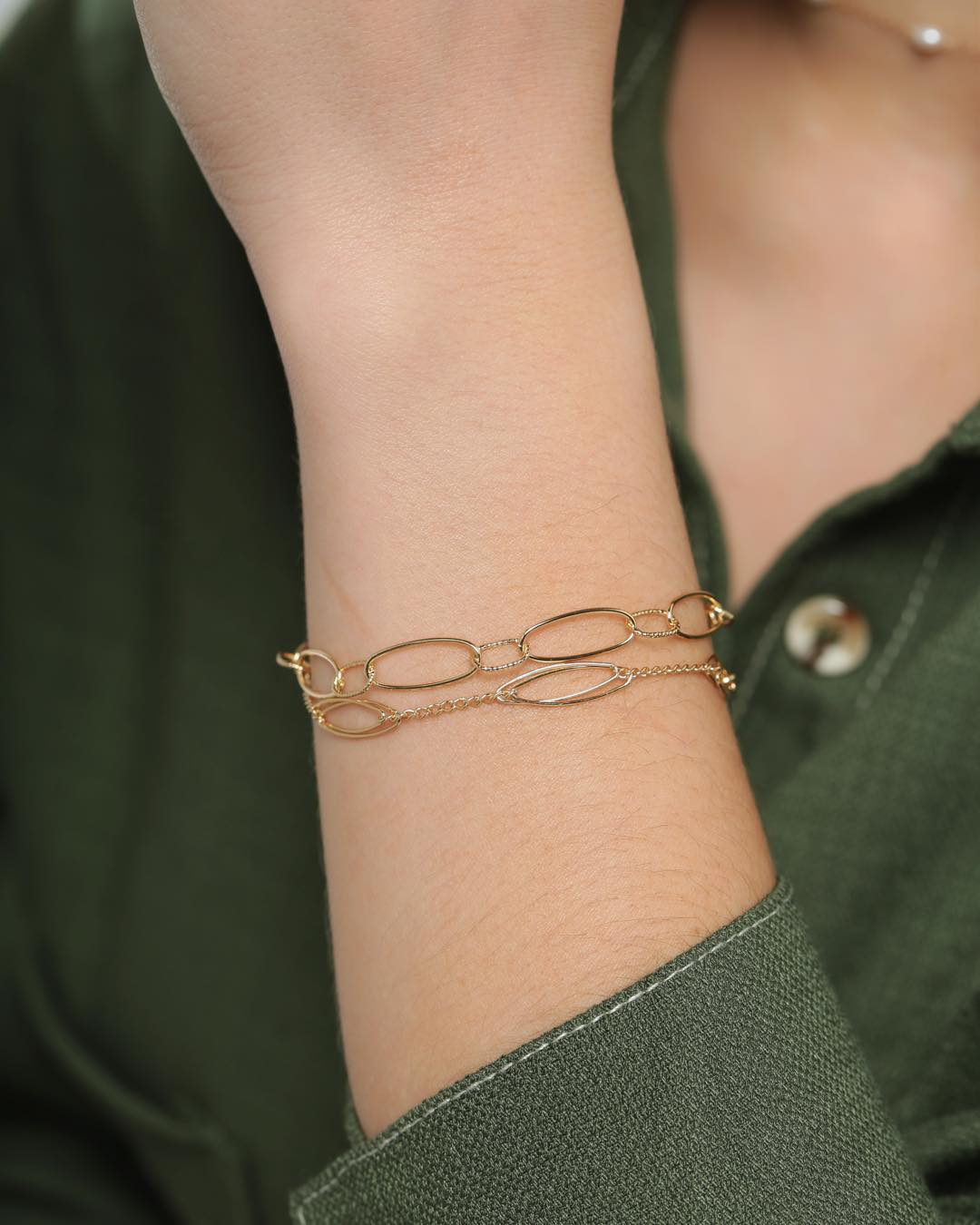Linhas delicadas, formas orgânicas e elegância sem excessos. Os braceletes da coleção Midori exploram a beleza da simplicidade através de elos alongados e composições leves que combinam com diferentes estilos. #Midori #ColeçãoMidori #SemijoiasAtacado #LançamentoMaio #ElegânciaAtemporal