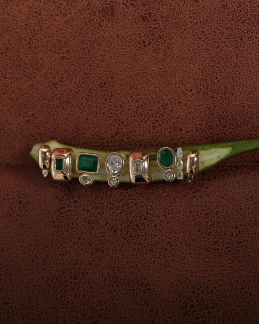 Em Midori, formas, cores e contrastes se encontram para criar peças únicas, sofisticadas e cheias de personalidade.  #Midori #ColeçãoMidori #SemijoiasAtacado #EsmeraldaStyle #Tendências2026
