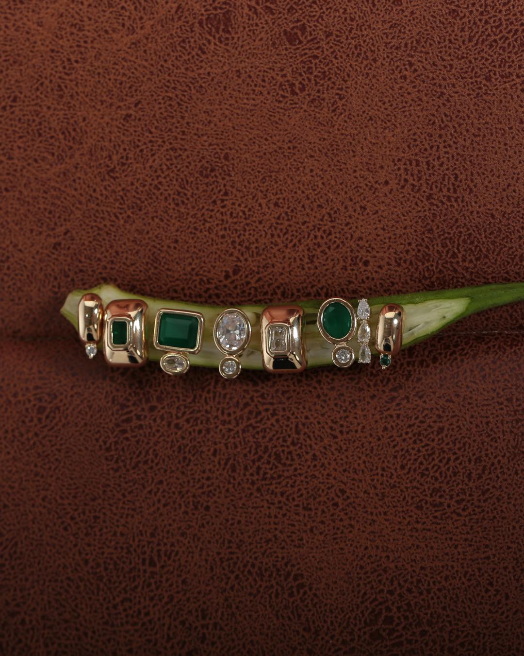 Em Midori, formas, cores e contrastes se encontram para criar peças únicas, sofisticadas e cheias de personalidade.  #Midori #ColeçãoMidori #SemijoiasAtacado #EsmeraldaStyle #Tendências2026