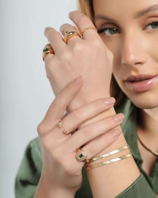 Entre anéis marcantes, formas clássicas e detalhes sofisticados, a coleção transforma a cor da prosperidade em uma expressão de estilo. #Midori #ColeçãoMidori #EsmeraldaStyle #SemijoiasAtacado #lancamentomaio