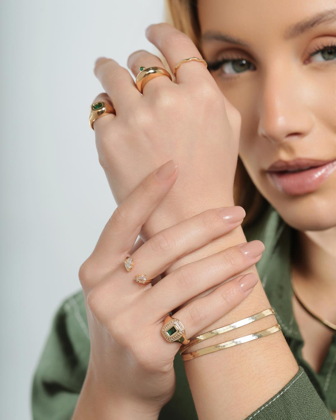 Entre anéis marcantes, formas clássicas e detalhes sofisticados, a coleção transforma a cor da prosperidade em uma expressão de estilo. #Midori #ColeçãoMidori #EsmeraldaStyle #SemijoiasAtacado #lancamentomaio