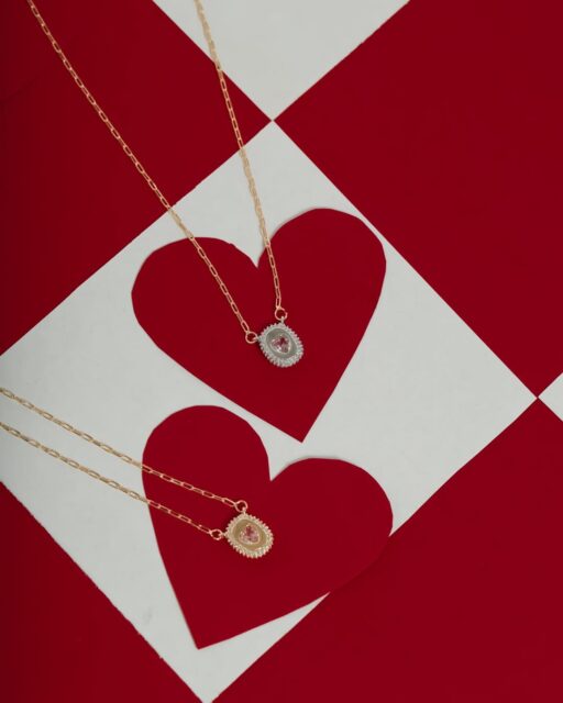 ❤️ Love is in the air. E o momento de apostar nas vendas da data é agora.  A coleção Amour foi criada para transformar sentimentos em presentes inesquecíveis.  #Amour #DiaDosNamorados #LoveIsInTheAir #SemijoiasAtacado #Vendas