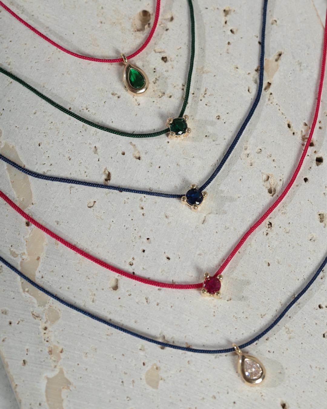 Uma coleção criada para explorar as cores, brincar com as combinações e mostrar que a elegância também pode ser leve, criativa e divertida.
Entre fios de seda, pedras coloridas e diferentes possibilidades de composição, Joy foi um convite para experimentar, misturar e expressar a própria personalidade.
Essa foi a essência da Joy. #Joy #MixAndMatch #SemijoiasAtacado #LançamentoMaio #JoyCollection