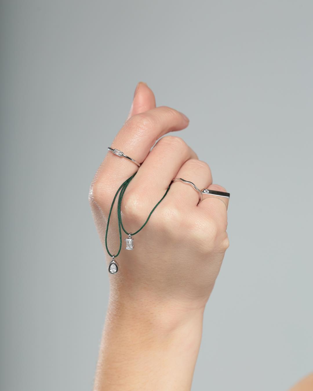 Cor, significado e versatilidade.
Os colares em fio de seda da coleção Midori transformam formas clássicas em composições modernas, delicadas e fáceis de combinar. #Midori #ColeçãoMidori #EsmeraldaStyle #SemijoiasAtacado #Tendências2026