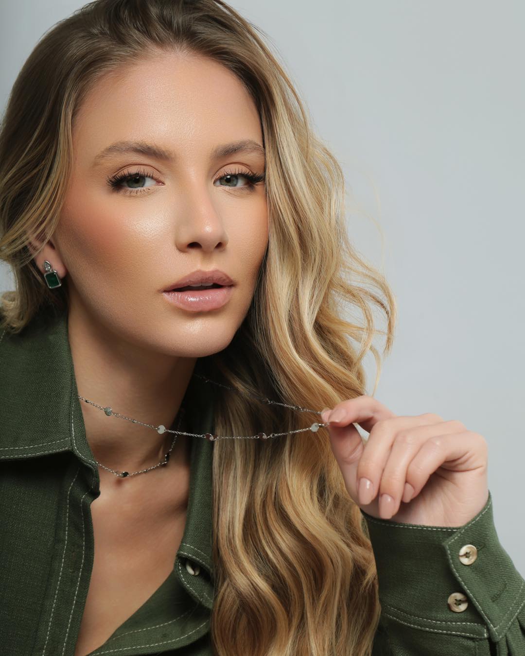 Entre tons de verde, pedras delicadas e composições sutis, Midori traduz uma elegância leve, contemporânea e cheia de significado. #Midori #ColeçãoMidori #SemijoiasAtacado #ElegânciaContemporânea #Lançamento