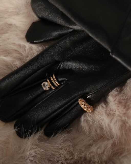 Uma composição feita de detalhes, textura e intenção. #Chérie #QuietLuxury #ColeçãoInverno #FashionJewelry #SemijoiasAtacado