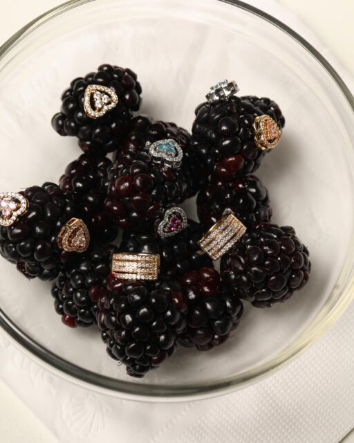 Berry nasceu inspirada nas pequenas frutas do inverno, onde cores intensas e delicadeza se encontram para criar uma coleção leve, feminina e cheia de encanto.  #Berry #ColeçãoBerry #SemijoiasAtacado #Lançamento #LuAcessórios
