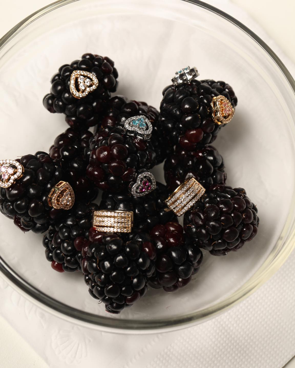 Berry nasceu inspirada nas pequenas frutas do inverno, onde cores intensas e delicadeza se encontram para criar uma coleção leve, feminina e cheia de encanto.  #Berry #ColeçãoBerry #SemijoiasAtacado #Lançamento #LuAcessórios
