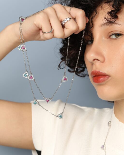 Inspirada nas pequenas frutas de inverno, Berry transforma delicadeza, cor e romantismo em joias que iluminam cada momento com leveza e personalidade. #Berry #ColeçãoBerry #SemijoiasAtacado #Lançamento #LuAcessórios