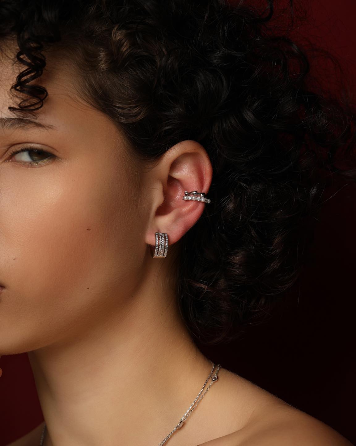O clássico encontra um novo olhar.
Neste piercing, a delicadeza das pérolas se une ao brilho dos cristais em uma composição que traduz a essência da coleção Vitral: moderna, sofisticada e atemporal. #Vitral #PiercingFake #Semijoias #LuAcessórios #AtacadoDeSemijoias