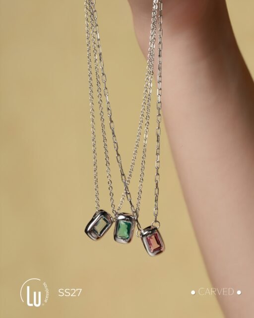 Apresentamos um preview de CARVED, a coleção inspirada na beleza das formas lapidadas e na sofisticação das zircônias coloridas.  Linhas marcantes, design contemporâneo e composições que transformam cada detalhe em destaque.  Este é apenas o começo.  📅 Lançamento nacional | 06.08