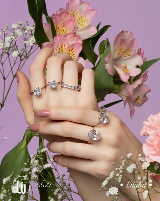 Uma prévia de LILIUM, a coleção inspirada na leveza da primavera, no brilho suave dos cristais e na beleza dos pequenos detalhes.  Em breve, você vai conhecer cada peça dessa coleção que traduz feminilidade, elegância e versatilidade.  🌸 Lançamento nacional | 06.08  #Lilium #Primavera2026 #LuAcessórios #Semijoias Atacado Lançamento NovaColeção