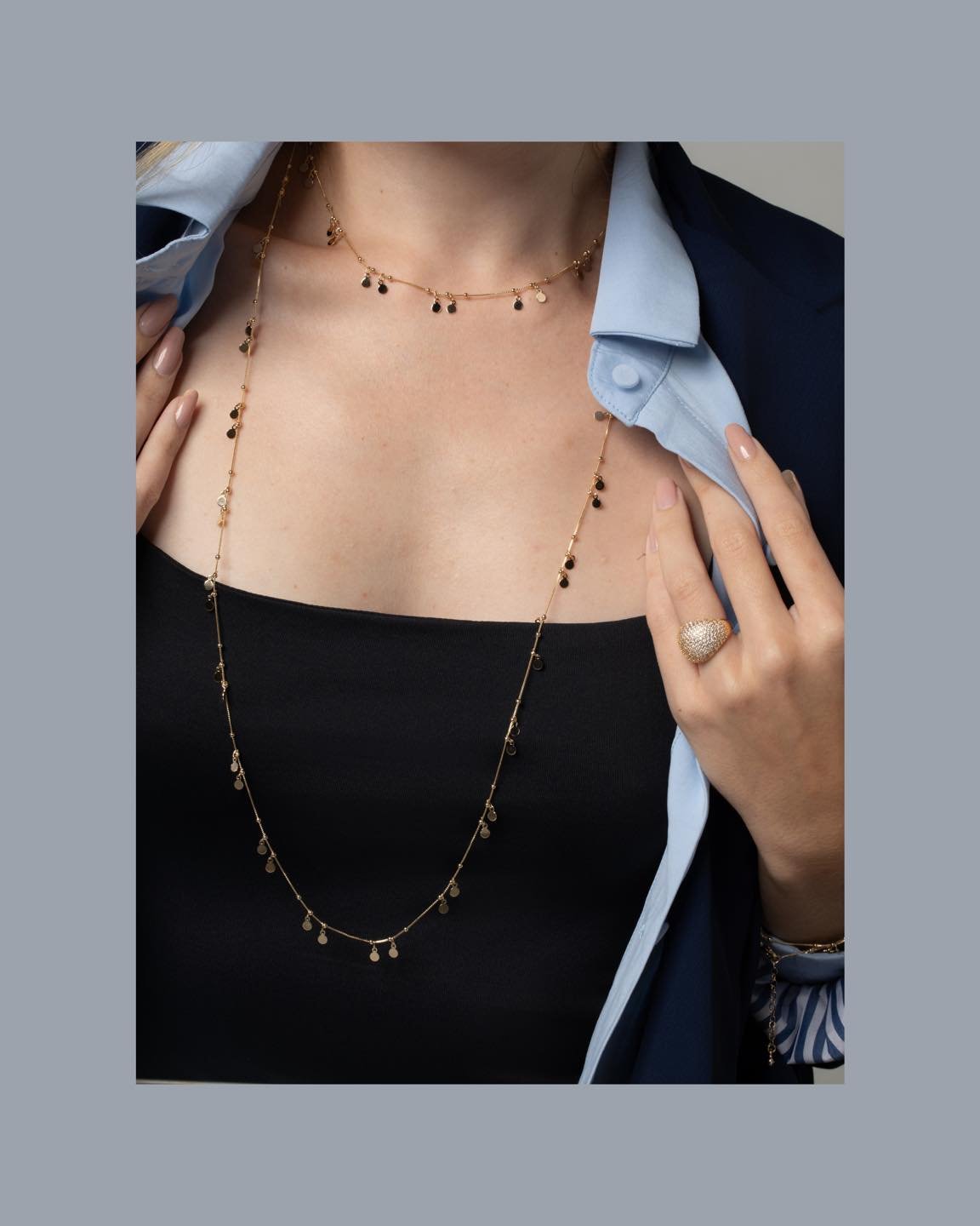 Uma coleção que combina peças marcantes com composições sofisticadas. Nesta proposta, os colares em diferentes comprimentos criam um mix elegante, enquanto os detalhes cravejados acrescentam brilho e personalidade ao visual.
Uma das propostas da Boldness é justamente explorar diferentes formas de composição, permitindo que as peças sejam usadas juntas ou separadamente. #Boldness #LuAcessórios #Primavera2026 #Semijoias #Atacado
