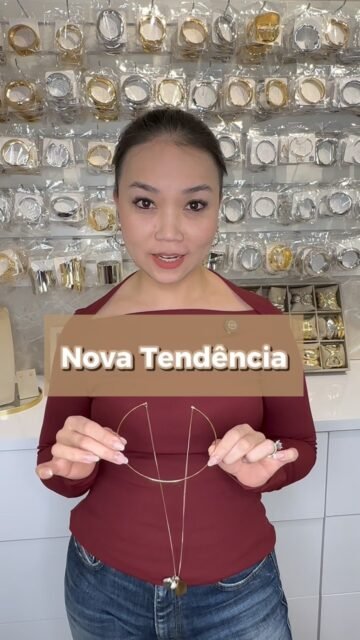 Um colar, várias formas de usar 💫  A nova tendência que acabou de chegar ao Brasil já conquistou espaço por aqui! O modelo traz um arco conectado a uma corrente de 60 cm + 3 pingentes, criando diferentes possibilidades de composição.  No vídeo, mostramos algumas das formas de usar — inclusive com os pingentes para trás, criando um efeito incrível com aquele vestido decotado em V.  Versátil, moderno e perfeito para transformar o mesmo acessório em propostas completamente diferentes.  Salva esse vídeo para testar todas as combinações e segue a gente para ficar por dentro das próximas tendências do mundo dos acessórios!  #LuAcessórios #semijoiasatacado #tendencias #acessorios #semijoias