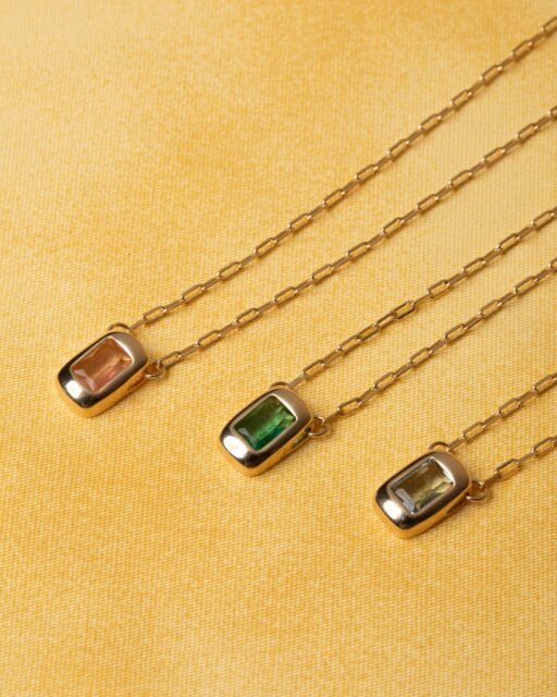 A coleção Carved traz pingentes de linhas geométricas e acabamento sofisticado, combinados a pedras em diferentes tonalidades. #Carved #ColeçãoCarved #SemijoiasAtacado #DesignContemporâneo #FashionJewelry Uma proposta contemporânea para quem busca peças minimalistas, mas com presença.