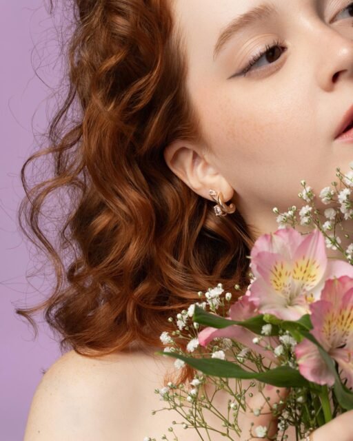 A coleção Lilium traz formas delicadas e femininas, inspiradas na beleza orgânica das flores e em sua leveza natural.  #Lilium #ColeçãoLilium #SemijoiasAtacado #DesignFeminino #Lançamento